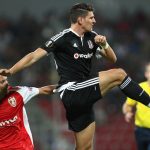 Skenderbeu's Renato Arapi (L) vies with Besiktas' Mario Gomez (R) during the UEFA Europa League Group H football match between KF Skenderbeu and Besiktas JK at the Elbansan Arena in Elbasan on September 17, 2015. AFP PHOTO / GENT SHKULLAKU        (Photo credit should read GENT SHKULLAKU/AFP/Getty Images)